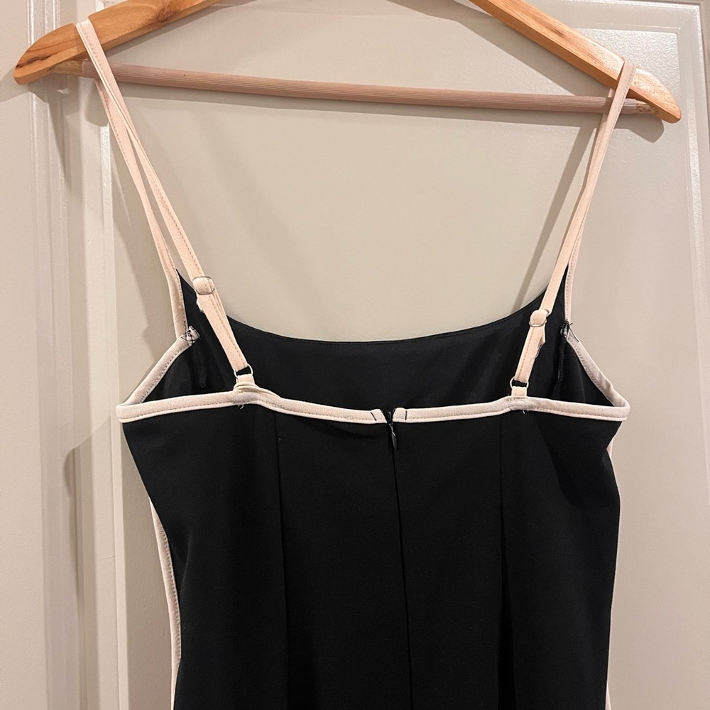 Elegant Black Dress with Cream Accents - Picture 7 of 7